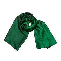 Experience the exquisite elegance of our silk scarf, which combines a brilliant emerald green front with a stylish matte black-green back. Made from 100% high-quality silk, this scarf promises not only a luxurious feel but also a variety of styling options. Product details: Material: 100% silk, known for its luxurious shine and softness Dimensions: 70 cm x 200 cm, perfect for different wearing styles Colors: bright emerald green on the front, elegant black-green on the back Fringes: fine short f Short Fringe, Green And Black, Shawls And Wraps, Black Green, Evening Wear, Silk Scarf, Emerald Green, Elegant Design, Matte Black