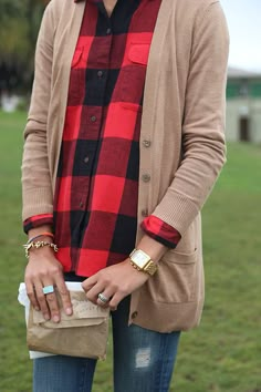 Plaid and brown sweater Looks Jeans, Red And Black Flannel, The Cardigans, Moda Chic, Bohol, Looks Street Style, Stitch Fix Inspiration, Alternative Rock, Fall Clothes