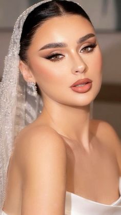 Western Bride Makeup, Bridal Makeup Red Lips, Western Makeup, Glam Eye Makeup, Bronze Dress, Muslim Bridal, Glam Bride, Green Evening Dress