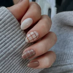 Fall Nails Basic Design, Fall Nails Neutral Design, Fall Easy Nail Designs, Simple Nail Inspo Fall, Cute Easy Thanksgiving Nails, Thanksgiving Nails Easy Simple, Cute And Simple Fall Nails, Easy Nail Designs To Do On Yourself, Simple Thanksgiving Nail Designs