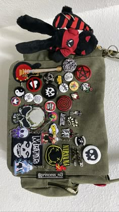 Grunge Crossbody Bag, Decorating Messenger Bag, Messenger Bag Pins Aesthetic, Messenger Bag Decorating Ideas, Alt Messenger Bag, Alt Backpack Diy, Aesthetic Backpack Pins, Broches Aesthetic Mochila, Grunge Pins For Backpacks