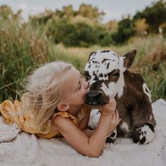 Twin Sisters Photography, Cow Photoshoot, Farm Family Pictures, Sunflower Field Photography, Cowgirl Photoshoot, Single Pic, Sister Photography, Cow Photos, Mini Cows