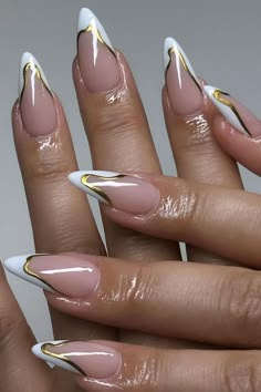 Elevate your nail game with these modern gold and white French tips. This sophisticated nail art features sleek white tips accented with a touch of gold, creating a chic and stylish look. Perfect for both formal and casual occasions, this design is a trendy update on the classic French manicure. Get inspired by this elegant and modern nail art trend and make a statement with your nails! Nails Gold Chrome, Charms Nails, Gold Chrome Nails, Modern Nail Art, Aura Nails, Custom Nails, Nagellack Trends, Gold Nail Designs, Nails Gold