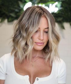 Top Hair Trends 2024, Bronde Haircolor Short Bob, Bronde Haircolor Blondes, Lived In Blonde Bob, Shoulder Length Hairstyle, Shoulder Bob, Lob Hair, Tan Skin Blonde Hair, Blonde Lob