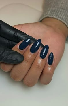 Dark Navy Nails Acrylic, Mail Inspo January, Navy Dark Blue Nails, Deep Blue Fall Nails, Dark Blue Powder Nails, Dark Colored Almond Nails, Navy Blue Nails Dark Skin, Dark Blue Sns Nails, Nail Inspo Fall Almond