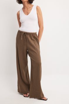 Brown Flowy Pants, Romantic Gamine, Bali Shopping, Mid Waist Pants, Body Features, Boho Outfit, Pants Brown, Outfit Formulas, Flowy Pants