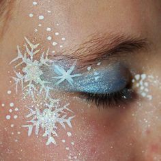 Schneeflocke Kostüm selber machen | Kostüm Idee zu Weihnachten, Karneval, Halloween & Fasching Karneval Inspiration, Frozen Face Paint, Snowflake Makeup, Elsa Makeup, Frozen Makeup, Christmas Face Painting, Frozen Face, Face Paint Kit, Winter Face