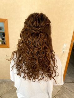 Half Up Curly Bridesmaid Hair, Wedding Half Up Half Down Curly Hair, Hairstyles Curly Hair Half Up Half Down, 2c Wedding Hairstyles, Natural Curly Hair Prom Hairstyles, Natural Curly Wedding Hairstyles Half Up, Bride Hairstyles Natural Curly Hair