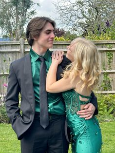 Homecoming Blue Couple, Green Hoco Couple Outfits, Dark Green Hoco Couple, Emerald Green Hoco Couple, Green Hoco Couple, Matching Prom Outfits For Couples, Green Prom Couple, Couple Formal Outfits, Hoco Couple Outfits