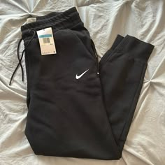 No Flaws, Excellent Condition Black Nike Joggers. Has Pockets And Drawstring Waist. Black Nike Joggers, Oversized Sweatpants, Track Pants Women, Nike Track Pants, Nike Joggers, Nike Workout, Black Sweatpants, Red Pants, Black Nike