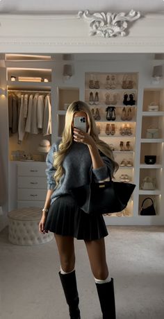 Blonde Winter Outfit, Minimalistic Chic Outfits, Paris Clothes Aesthetic, Smart Winter Outfits Women, Winter Race Day Outfits, Outfit Ideas With Heels, Classy Outfits Aesthetic, Feminine Winter Outfits, Chic Casual Outfits