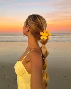 Summer Picture Poses, Clip Hairstyles, American Beauty, Summer Photos, Summer Pictures, Flower Hair Clips, Beach Aesthetic, Beach Hair, Aesthetic Hair