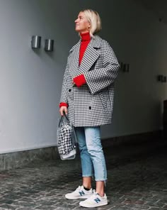 Winter Rainy Day Outfit, 15 Outfits, Checkered Blazer, Fall Fashion Coats, Bleached Jeans, Chique Outfits, 2024 Style, Balance Sneakers