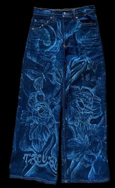 Upcycling Jeans Ideas, Drawn On Jeans, Bleaching Clothes, Shirt Design Inspiration, Baggy Clothes, Loose Fit Jeans