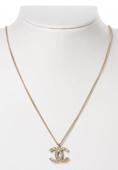 Coco Chanel Necklace, Chanel Necklace Aesthetic, Chanel Necklace Outfit, Gold Chanel Necklace, Chanel Things, Channel Necklace, Jewelry Expensive, Chanel Necklaces, Necklace Chanel