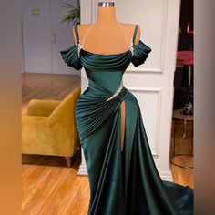 Emerald Green Prom Dress With Tail, The Slit Is On The Left Side Emerald Prom Dresses, Emerald Green Wedding Dress, Dress With Tail, Emerald Green Formal Dress, Emerald Green Prom, Castle Dress, Tight Wedding Dress, Emerald Green Bridesmaid Dresses