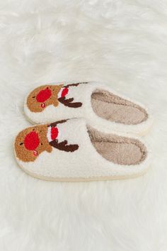 Crafted with premium soft plush material, these slippers offer a luxurious feel against your skin, keeping your feet warm and snug all day long. The adorable Rudolph print adds a touch of festive cheer, making them an ideal choice for the holiday season. With a comfortable and durable design, these slippers provide excellent support and are perfect for lounging around the house or giving as a thoughtful gift to your loved ones. Type: Slippers Pattern type: Printed Style: Casual Toe: Round toe He Faux Fur Top, Christmas Slippers, Fur Top, Slide Slippers, Slippers Pattern, Round Toe Heels, Slipper Shoes, Christmas Reindeer, Soft Plush