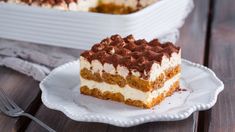 Hast Du schon einmal eine eifreie Version des berühmten italienischen Desserts Tiramisu probiert? Dieses unglaublich köstliche Tiramisu ohne Ei wird aus in Espresso getränkten Löffelbiskuits und einer samtigen Mascarponecreme hergestellt und fängt die Essenz des Klassikers ohne rohe Eier ein. Dieses Rezept ist perfekt für Menschen mit Eierallergien oder alle, die ein schnelles und einfaches Dessert brauchen. Es zeigt die Vielseitigkeit der italienischen Küche und die moderne kulinarische Kreativität. Bereit loszulegen? #Tiramisu #Dessert #Nachspeise #vegan How To Make Tiramisu, Classic Tiramisu, Italian Sweets, Mascarpone Cream, Italian Recipes Traditional, Italian Dessert, Tiramisu Recipe, Coffee Cookies, Tv Food