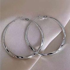 Silver Earrings Aesthetic, Hoop Earrings Aesthetic, Twisted Hoop Earrings, Earrings Aesthetic, Loop Earrings, Classy Jewelry, Silver Accessories, Copper Earrings, Stylish Jewelry