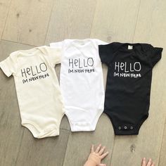 hello im new here newborn coming going home hospital outfit bodysuit organic cotton onesie onsie black white cream gender neutral baby clothes baby shower gift new mom hello world onzie unisex baby boy baby girl jumper modern trendy hipster funny cute summer Hipster Baby Clothes, Trendy Baby Boy Clothes, Hipster Babies, Neutral Baby Clothes, Trendy Baby Clothes, Funny Baby Onesies, Newborn Outfit, Unisex Baby Clothes