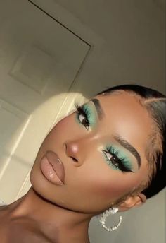 Eyeshadow Makeup On Black Women, Multi Colored Makeup Looks, Cute Glam Makeup Looks, One Shadow Eye Makeup, Brown Skin Eyeshadow Looks, Eye Makeup Ideas Black Women, Mint Green Makeup Looks Black Women, Tourquise Eye Makeup, Blue And Green Makeup Looks Black Women