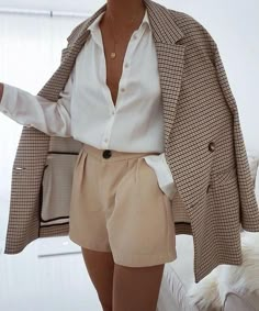 Zara Europe, Prep Outfits, Dress Like A Parisian, Khaki Blazer, Checkered Blazer, Awesome Outfits, Chiffon Shorts, Kendall Jenner Outfits, Fashion Blogger Style