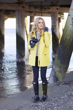 Yellow Coat / Jacket with Striped top and rain boots - rainy day Outfit - Travel Photograph #favorite_pin Cute Rain Outfits, Parka Outfit, Rainy Day Fashion, Hunter Boot, Winter Outfits Cold, Boating Outfit, Ranveer Singh