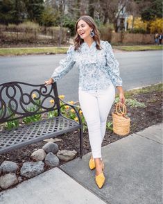 white jean queens, where are you at?! 👑⚪️👖 Many of us have been trained to believe that we can't wear white denim because we're a certain size or that it shows off cellulite. 😫👎🏼 Let me tell you, that is NOT the case, you just need to find the right pair and style them right! ☺️👏🏼 Today on my stories, I’m sharing styling tips with two of my favorite curvy babes @misszias + @raeannlangas and re-sharing my size inclusive denim posts in case you missed them! 🛍🙌🏼  you can shop this look vi Plus Size White Jeans Outfit, Plus Size White Jeans, White Jeans Plus Size, Curvy Street Style, Size 16 Fashion, Fabulous 50, Plus Size White, Lace Blue Dress