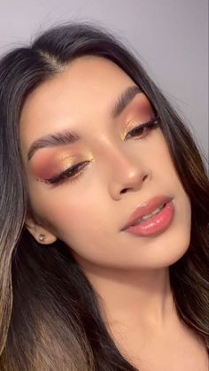 Maroon Golden Eye Makeup, Gold Red Makeup Looks, Makeup In Red Dress, Prom Makeup Maroon Dress, Maroon Outfit Makeup, Golden And Red Eye Makeup, Make Up With Golden Dress, Makeup Looks For Red Dresses, Red Outfit Makeup Look