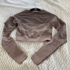 Brown Long Sleeve Gym Shark Workout Cropped Top Brown Stretch Workout Top, Fitted Brown Workout Tops, Brown Stretch Sports Tops, Stretch Brown Sports Tops, Fitted Beige Workout Top, Gym Shark, Brown Long Sleeve, Workout Crop Top, Cropped Top