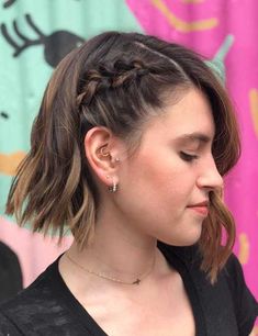 Braid For Bob Haircut, Bob With Plait, Bridesmaid Fishtail Braid Short Hair, Bobbed Braided Hairstyles, French Braid Bob Short Hair, Cute Bob Braids, Shirt Hair Braids Hairstyles, Short Hair With Side Braid, Braids For Short Layered Hair