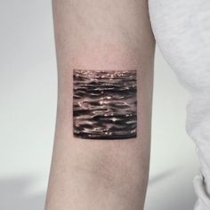 a black and white photo of water on the arm