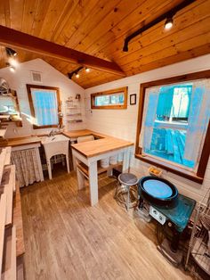 Her DIY Pottery Studio Tiny House! Pottery Room Ideas Design Studios, Studio Tiny House, Pottery Hobby, Pottery Space, Backyard Art Studio, Art Shed, Tiny House Talk