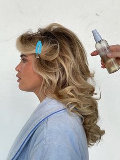 We are so excited to finally introduce you to our first ever Breezy Styling Mist! It provides your hair with weightless volume and hold while helping to shape it during styling, all without leaving it greasy, crusty, or dry. We love to use it before heat styling to create a bouncy blowout and achieve that extra volume and shape. It is also perfect for touch-ups in dry hair when wanting some more fullness or when doing heatless curls. Carefully formulated to nourish while it styles, it is enriche Matilda Djerf Hair, Bouncy Blowout, Blowout Hair Tutorial, Djerf Avenue, Matilda Djerf, Blowout Hair, Heatless Curls, Hair Mist, Voluminous Hair