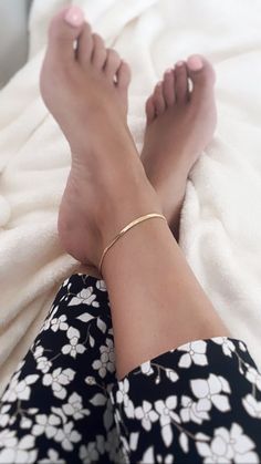 Foot Photoshoot Ideas With Friends, Raw Stone Rings, Silver Anklets Designs, Satisfying Pictures, Female Biker, Expensive Jewelry Luxury