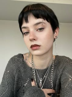 Eyebrow Piercing Women, Dainty Face Piercings, Eyebrow Piercing Aesthetic, Tomboy Makeup, Brow Piercing, Eyebrow Cut, Short Bob Pixie, Eyebrow Piercings