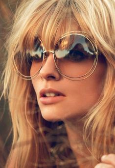 #FBF: 14 Photos That Completely Explain '70s Style | The Zoe Report Circular Sunglasses, Sunglasses Big, Flower Power Hippie, Sunglasses Oversized, Campaign Fashion, Ray Ban Aviator, نظارات شمسية, Brown Sunglasses, Ray Ban Aviators