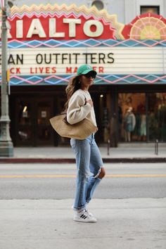 Cute Outfits With Baseball Caps, Green Cap Outfit, How To Wear A Baseball Hat, Green Hat Outfit, Cap Outfit Summer, Baseball Cap Outfit Summer, Ny Hat