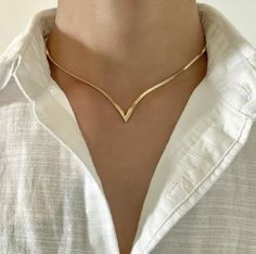 Modern Gold Jewelry Unique Designs, Simple Gold Choker Necklace Designs, Neck Chain Aesthetic, Chain Designs Gold Women, Gold Neck Chain, Simple Gold Necklace, Gold Snake Chain, Herringbone Necklace, Neck Accessories