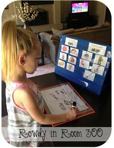 Kindergarten sorts! Use with autumn! Language Arts Centers, Tutoring Business, Beginner Reader, Kindergarten Rocks, Teacher Craft, Classroom Centers, Word Work Activities, Instagram Party, Literacy Stations