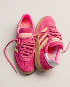 Pretty Sneakers, Adidas Handball Spezial, Adidas Handball, Dr Shoes, Pretty Shoes Sneakers, Funky Shoes, Adidas Shoes Women, Cute Sneakers, Hype Shoes