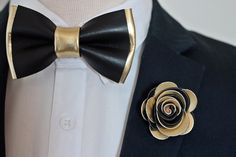 ITEM DETAILS: Boutonniere: 2"/5cm POCKET SQARE Men's bow tie: Pre-tied bow size: 4.3" x 2.5" /7x10cm Adjustable fabric strap with metal hardware to neck size: 14" - 25"/60cm . Lapel Flower Wedding, Leather Bow Tie, Lapel Flower, Silver Tie, Bow Tie Set, Fabric Strap, Leather Bow, Mens Bow Ties, Tie Set