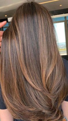 caramel highlights on brown hair, brown with caramel highlights, warm caramel balayage honey, brown hair with caramel highlights Long Hair Highlights, Highlight Ideas, Posh Fashion, Highlights Ideas, Honey Brown Hair, Brunette Balayage