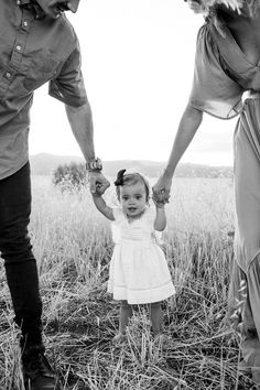 Family Posing Ideas For 3, 1 Year Photoshoot Ideas Outside, Cute Family Photo Ideas, Family Photos With One Child, Family Photoshoot One Child, One Child Family Photos, Family Picture Poses With Baby, Family Photos With One Year Old, Family Of 3 Photo Ideas Toddler