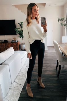 White Sweater Outfit, Looks Jeans, Business Casual Outfits For Work, Summer Work Outfits, Vintage Crewneck, Sweater Collection, Casual Work Outfits, White Sweater