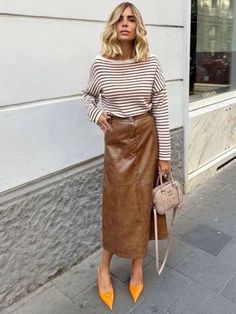 Brown Leather Skirt Outfit, Old Money Fashion, Stile Casual Chic, Look Zara, Leather Skirt Outfit, Money Fashion, Trendy Fall Outfits, Evening Outfits, Midi Skirts