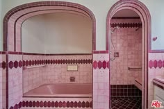 1950s House Decor, 50s Interior Design, Pink Mansion, Bathroom Tile Design Ideas, Pink Bathtub, Diy Moss, Tile Design Ideas, Vintage Bathrooms, Dream House Rooms