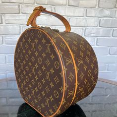 Louis Vuitton Vintage Hat Box In Excellent Condition Only Call Out Is Top Needs To Be Re Stitched On. I Advise Sending To Louis Vuitton Nyc Boutique And They Will Do For A Small Fee. Louis Vuitton Scott Box Bag, Louis Vuitton Lockit Bag, Vintage Louis Vuitton Luggage, Louis Vuitton Suitcase Set, Vintage Louis Vuitton Trunk, Vintage Louis Vuitton Luggage Antiques, Vintage Hat Boxes, Nyc Boutiques, Louis Vuitton Luggage