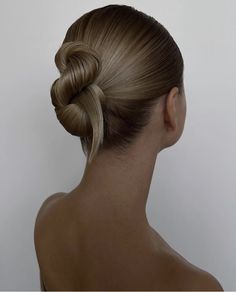 Elegant Messy Bun, Messy Bun Ideas, Hottest Haircuts, Bun Ideas, Runway Hair, Wedding Hair Up, Guest Hair, Hair Arrange, Braut Make-up