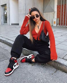 Red Sneakers Outfit, Jordan Outfits Womens, Air Jordan Outfit, Outfit Verano, Red And Black Outfits, Jordan 1 Outfit, Sneaker Outfits Women, Sneaker Outfits, Jordan Outfits